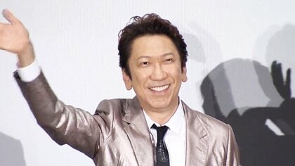 布袋寅泰「60歳でも夢みよう」誕生日に贈られた深紅のバラに笑顔　活動40周年にドキュメンタリー映画