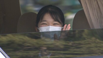 【速報】愛子さま“職員”として「全国赤十字大会」へ“赤いストラップ”身につけ　皇后さまは日赤名誉総裁として出席