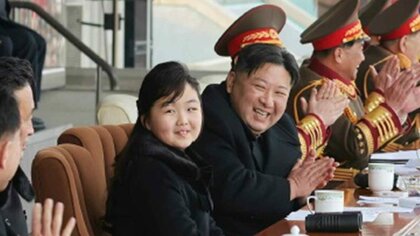 金正恩総書記、また愛娘とお出かけ…今度はサッカー観戦　ジュエ氏とみられる少女とにこやかに