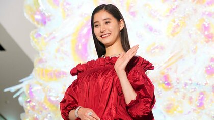 新木優子 フリル揺れる深紅のロングドレスでツリー点灯　「キラキラした感動届けたい」クリスマスの思い出は？