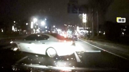 対向車線からスピンしながら車が激突　「まるでホラー映画」男が叫びながらフロントガラスに携帯電話をたたきつける　韓国