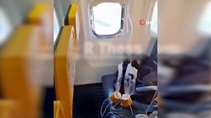 大手格安航空会社ライアンエアー機が飛行中に窓が割れ乗客が吸い出されそうに…