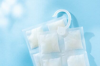 最近では吊り下げタイプの除湿剤も（画像はイメージ）