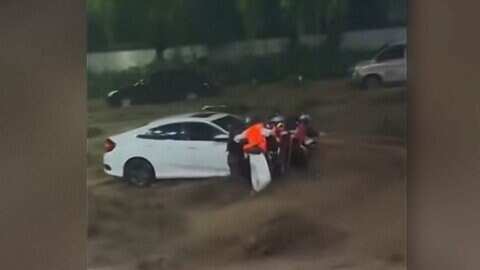 台風9号中国で大洪水　濁流で孤立の女性救助に向かった消防士も流されあわや　交通寸断で1800人移動できず