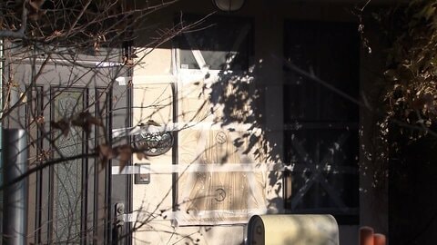 世田谷一家殺害“現場”住宅に何者かが侵入か　玄関脇の窓ガラス割られる…2階まで上がった形跡も