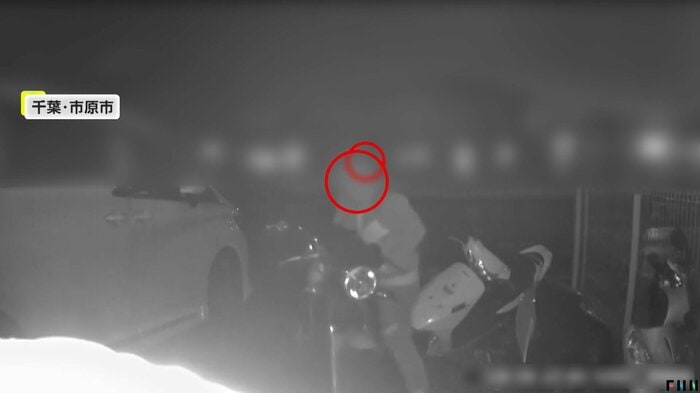 バイクを盗んでいく2人組(視聴者提供)