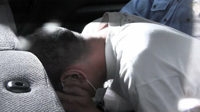 立てこもり現場から連行される林一貴被告(41)(2021年6月 さいたま市)