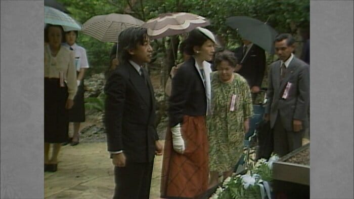 昭和58(1983)年 再び沖縄を訪問し「ひめゆりの塔」に献花された皇太子ご夫妻