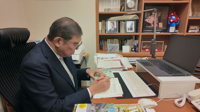 議員会館で入念に資料を読み込む