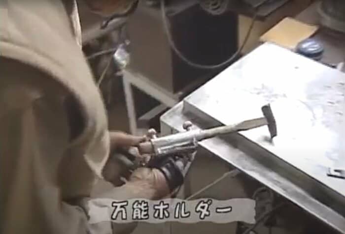 箸だけではなくトンカチも、さらには鍬も持てる