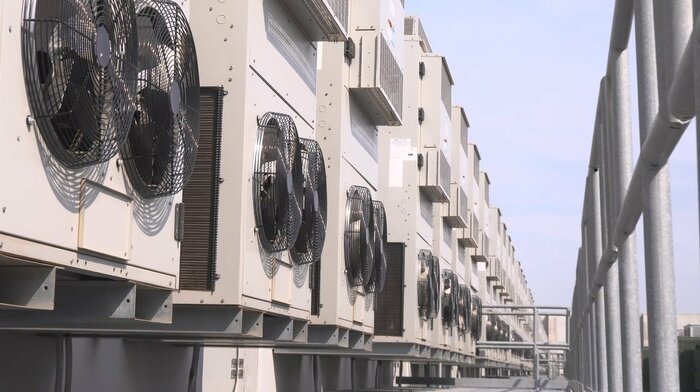 屋外には電源システムがずらり