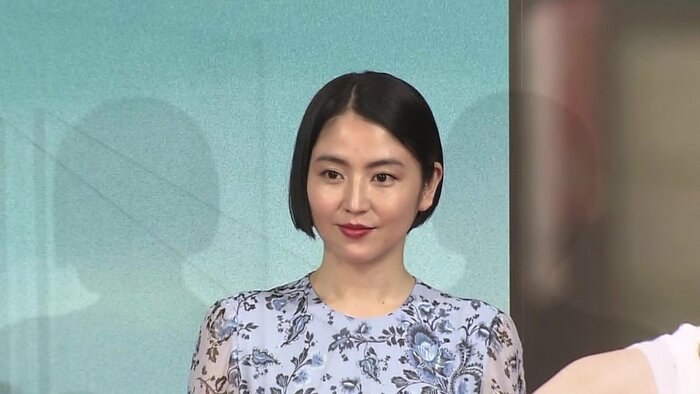 長澤まさみさんは花柄のロングワンピースで登場