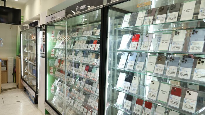 豊富な種類のリユーススマホが店頭に並ぶ