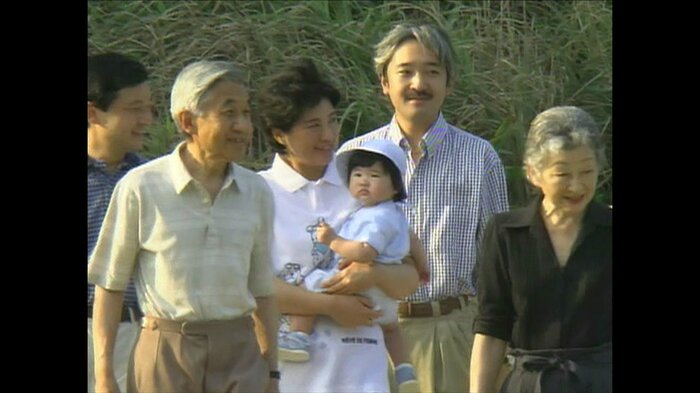 平成14年(2002年)須崎御用邸の海岸で磯遊びされるご一家(静岡・下田市)