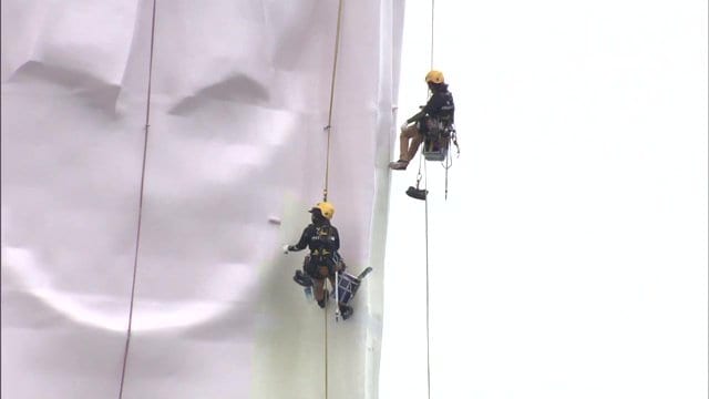 手作業で行われる修復作業(2024年5月撮影)