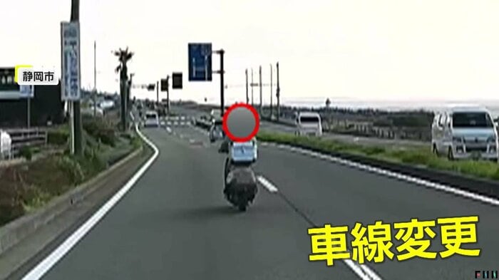 合図もなく撮影者の車の前に割り込んだバイク(視聴者提供)