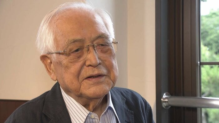 インタビューに応じる平岡敬 元広島市長(97)