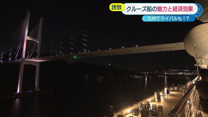 女神大橋の下をくぐり抜けた