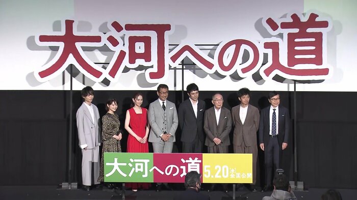 映画「大河への道」のプレミア上映イベントに登場した北川景子さん(左から3番目)ら