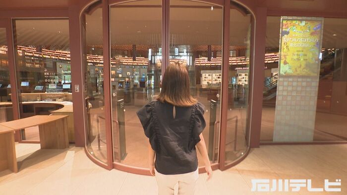 いざ、真新しい図書館の中へ…!