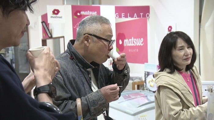 島根県物産観光館でシジミ汁を試食する観光客