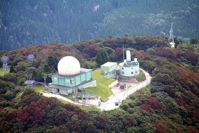 航空自衛隊・輪島分屯基地 J/FPS-3Aレーダーのアンテナカバーが見える(航空自衛隊・輪島分屯基地HPより)