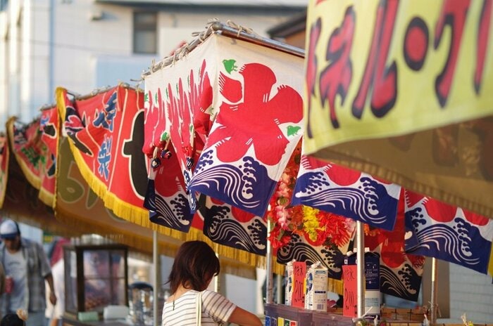 祭りでは屋台がずらりと並ぶ(画像はイメージ)