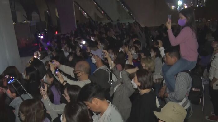 (チケットを持たないファンも会場外に殺到した)