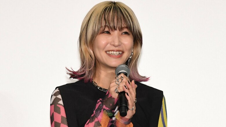 LiSAが“サプライズ登場”　劇場で響き渡る“笑い声”？ 　「スパイダーマン」試写会に“出産後初”の公の場　｜FNNプライムオンライン