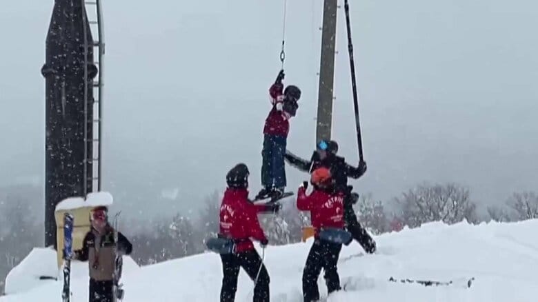 牛岳温泉スキー場で緊急停止したリフト止めたまま200人を1人ずつ救助　滑車故障でワイヤー破損の恐れ　営業休止して交換修理へ　富山｜FNNプライムオンライン