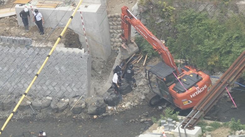 縦横3mの擁壁が倒れる…河川の拡張工事現場で作業員1人が下敷きとなり死亡 コンクリートの型枠外す作業中｜FNNプライムオンライン