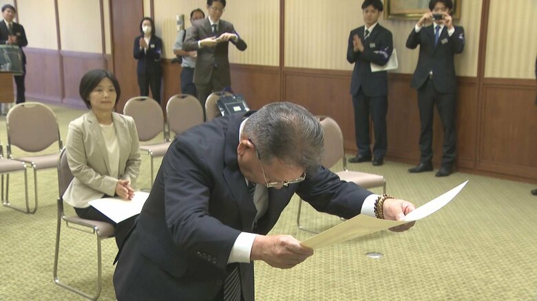 参院選の当選者らに当選証書 愛知選挙区の自民・酒井庸行氏は首相続投について「民意をしっかり考えるべき」｜FNNプライムオンライン