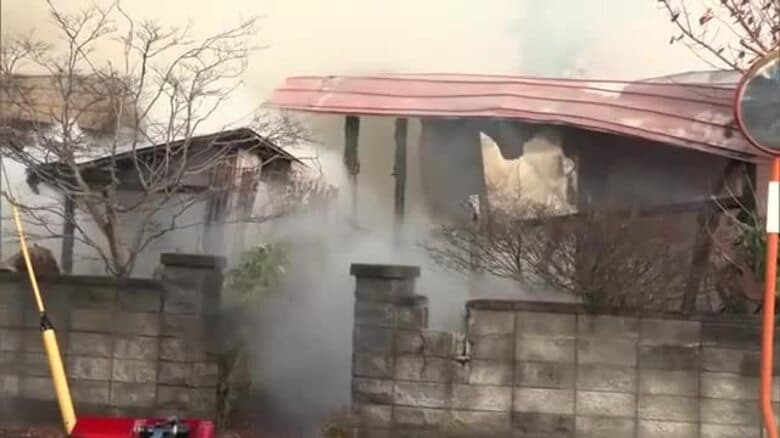 「バチバチと音がした」　秋田市で住宅1棟全焼、隣接する3棟の一部も焼く　朝火事で住宅街が騒然｜FNNプライムオンライン