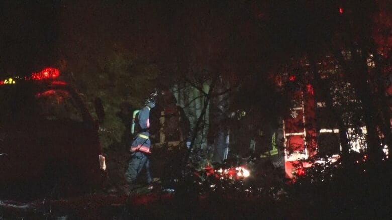 8日未明に杉林と空き家を焼く火事が発生　落雷が原因の可能性も　新潟・佐渡市｜FNNプライムオンライン