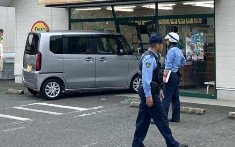 弁当店に軽自動車突っ込む　運転していたのは69歳女性　ケガ人なし　ドアが破損しガラス散乱｜FNNプライムオンライン