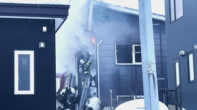 【速報】住宅の2階から噴き出す炎と煙＿住人の留守中に出火か？近くには大型書店もあり現場騒然＿消火活動続く＜北海道江別市＞｜FNNプライムオンライン
