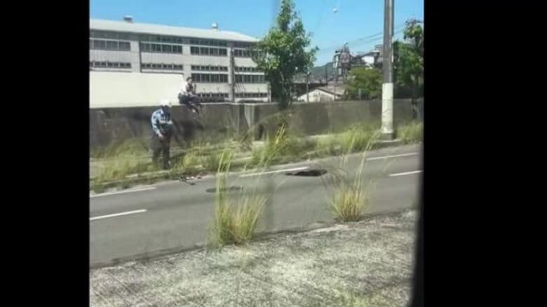 廿日市市の県道で道路が陥没　直径１メートルほどの穴｜FNNプライムオンライン