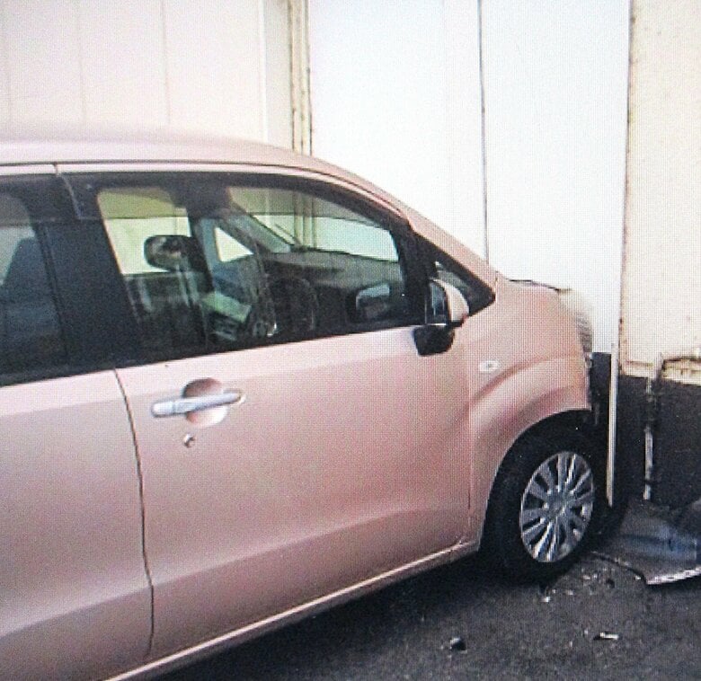 【アクセルとブレーキの踏み間違いか】高齢女性が運転する軽乗用車がドラッグストアの外壁に衝突＿けが人なしも商品散乱＿警察が注意呼びかけ＜北海道岩見沢市＞｜FNNプライムオンライン