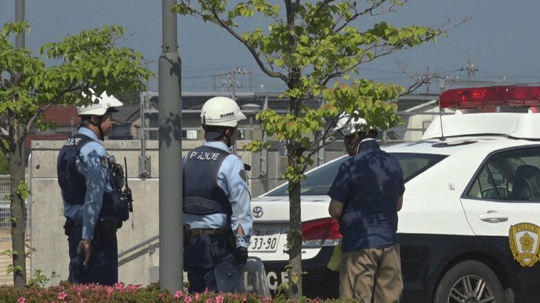「子グマのようなもの」が道路を横切る　富山市の豊田小学校近くでクマ目撃情報｜FNNプライムオンライン