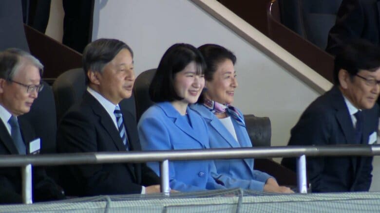 天皇ご一家が東京ドーム貴賓席に着席　WBC観戦　ブルーに色味をそろえた装いで笑顔で会釈｜FNNプライムオンライン