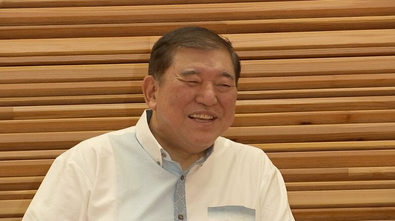 「かりゆしウェア」閣議でクールビズ推進　沖縄県知事から贈られた石破首相の「かりゆし」は沖縄の砂浜と海の「ぐすく花織」｜FNNプライムオンライン