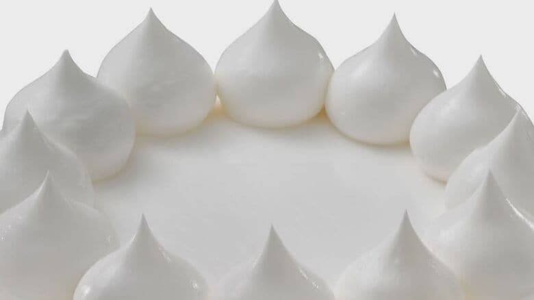 “真っ白な”ケーキも登場   イチゴ高騰でクリスマスケーキに影響   1個平均4740円に値上がり 【福岡発】｜FNNプライムオンライン