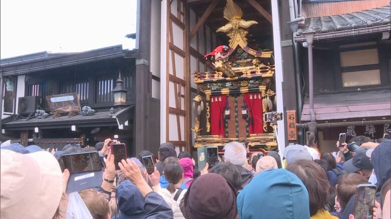 観光客「東京より寒いです」 春の高山祭2日目は“寒冷渦”の影響であいにくの天気 からくり奉納は蔵の中で｜FNNプライムオンライン