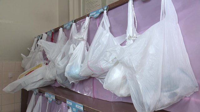 使用済みオムツはそれぞれのゴミ袋へ