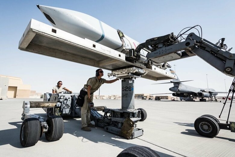 B-1B爆撃機に搭載されるAGM-158巡航ミサイル(資料画像)