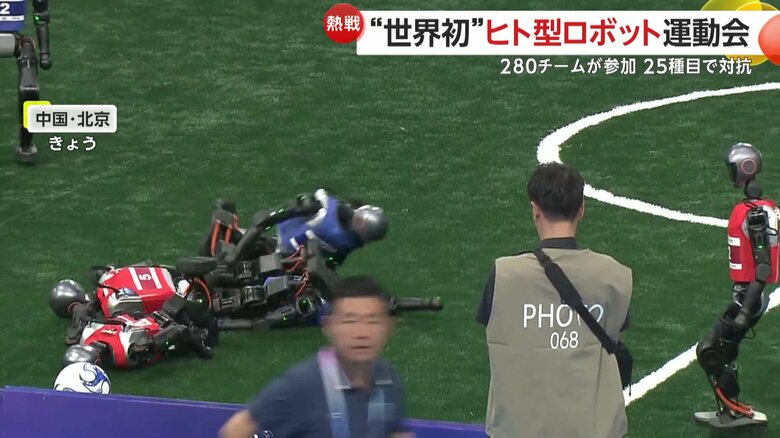 サッカーの試合でバタバタと倒れていく選手たち④