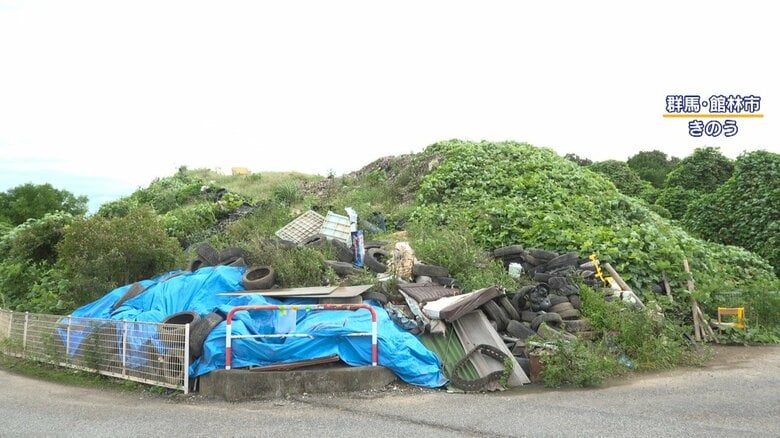 同じ所有者が持つ別の土地。こちらも土砂やタイヤが積まれている