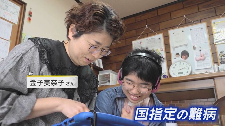 花さんの日々の生活を母親の美奈子さんがサポート