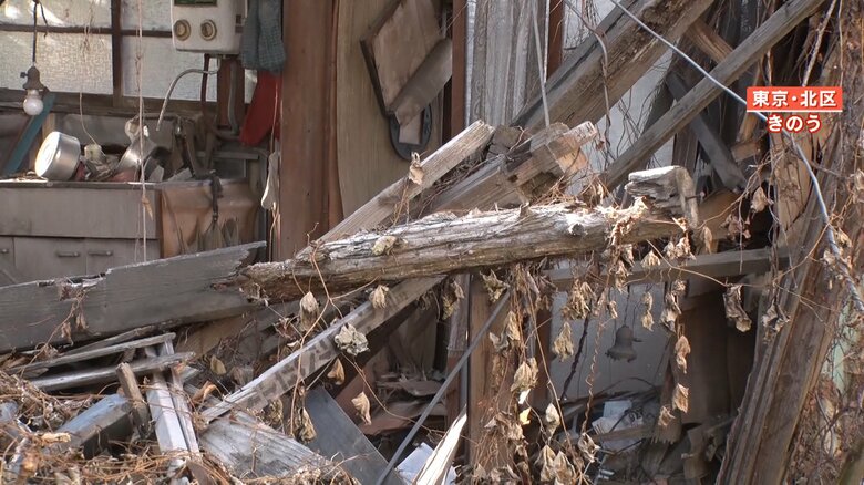 柱や家財道具が吹きさらしの状態で残る