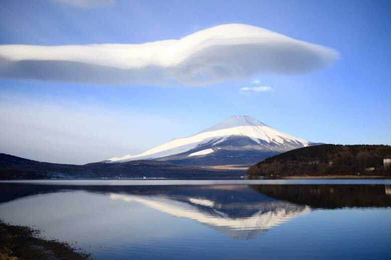 「つるし雲」と「逆さ富士」の共演（撮影：3月10日午前7時過ぎ）